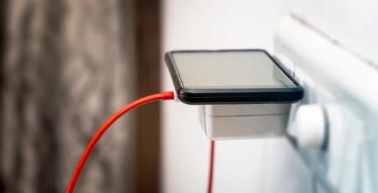 你能让充电器一直插着吗？专家解释