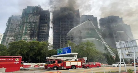 香港大火后，呼吁问责的年轻港人遭警方逮捕