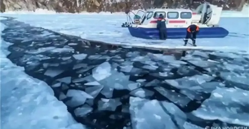 7名中国游客贝加尔湖遇难 目击者称司机无视冰裂 7名中国游客贝加尔湖遇难 目击者称司机无视冰裂