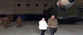 金正恩妻女导弹发射场露面 宣告接班人？