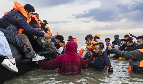 欧洲寻求增加驱逐出境，因为一些国家采用类似特朗普的策略