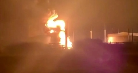 乌克兰无人机在导弹袭击后纵火焚烧了俄罗斯的油库 乌克兰无人机在导弹袭击后纵火焚烧了俄罗斯的油库