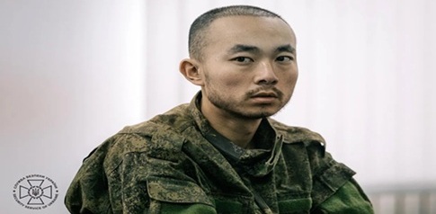 “在我到达那里之前，我从未持有过武器”——乌克兰展示对中国战俘的审讯