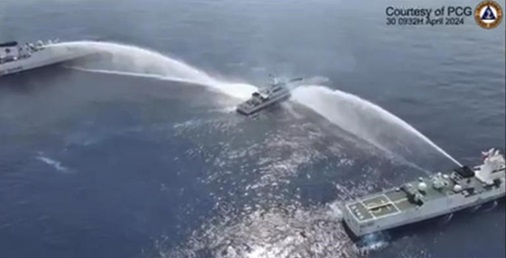 中国海警在最新的南海事件中向菲律宾船只发射水炮