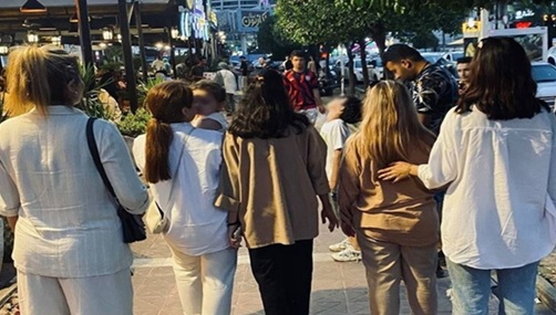 随着越来越多的女性避免强制戴头巾,伊朗的街道“发生了变化” 随着越来越多的女性避免强制戴头巾,伊朗的街道“发生了变化”