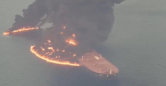 霍尔木兹海峡附近一艘油轮遭导弹袭击，造成严重漏油，海滩关闭。