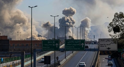 随着美国、以色列和伊朗的袭击,中东地区的冲突加剧 随着美国、以色列和伊朗的袭击,中东地区的冲突加剧