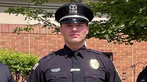 ICE 在芝加哥郊区逮捕警察并指控他非法进入美国