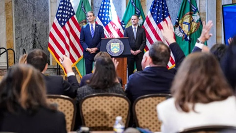 美国指“中国与世界对抗”  贝森特点名李成刚搅局