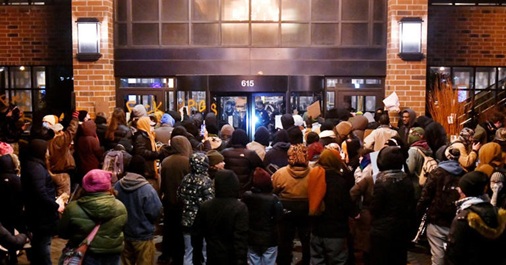 明尼阿波利斯的反对移民执法者因令人反感的非法手段被铐上手铐带走 明尼阿波利斯的反对移民执法者因令人反感的非法手段被铐上手铐带走