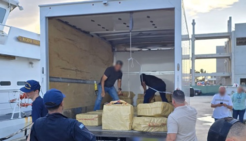 海岸警卫队和国土安全工作组合作伙伴在波多黎各圣胡安查获并卸下 海岸警卫队和国土安全工作组合作伙伴在波多黎各圣胡安查获并卸下